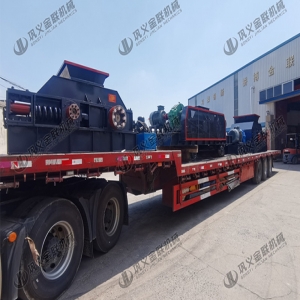 1200*1200雙齒輥破碎機，兩臺900*900軌道移動雙齒輥破碎機發(fā)往云南