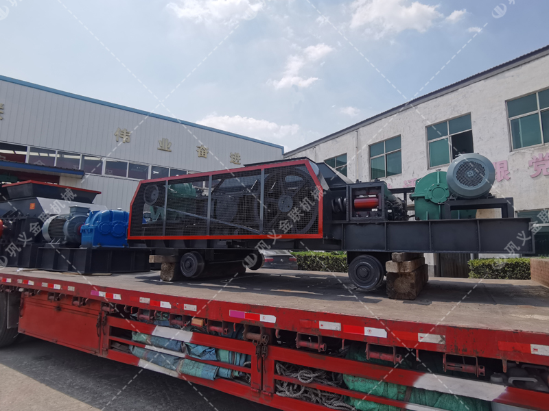 1200*1200雙齒輥破碎機，兩臺900*900軌道移動雙齒輥破碎機發往云南