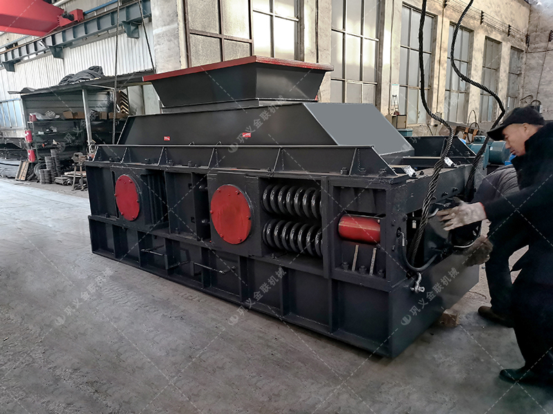 半自動對輥破碎機發貨 中大型破碎機發往甘肅