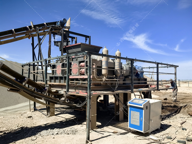 河南液壓對(duì)輥制砂機(jī)報(bào)價(jià)，碎石機(jī)生產(chǎn)廠家哪里有？